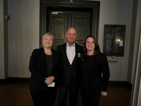 Bildet viser stiftelsens ledere i 30 år: Fra venstre, Kristin Skaug (leder i dag), John Peter Tollefsen (1993-2015) og Lene M. Refvik (2015-2018).
